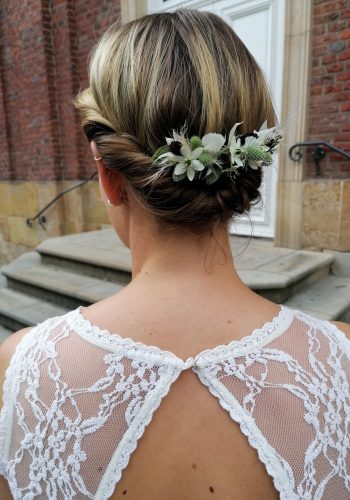 Braut mit floralem Haarkamm